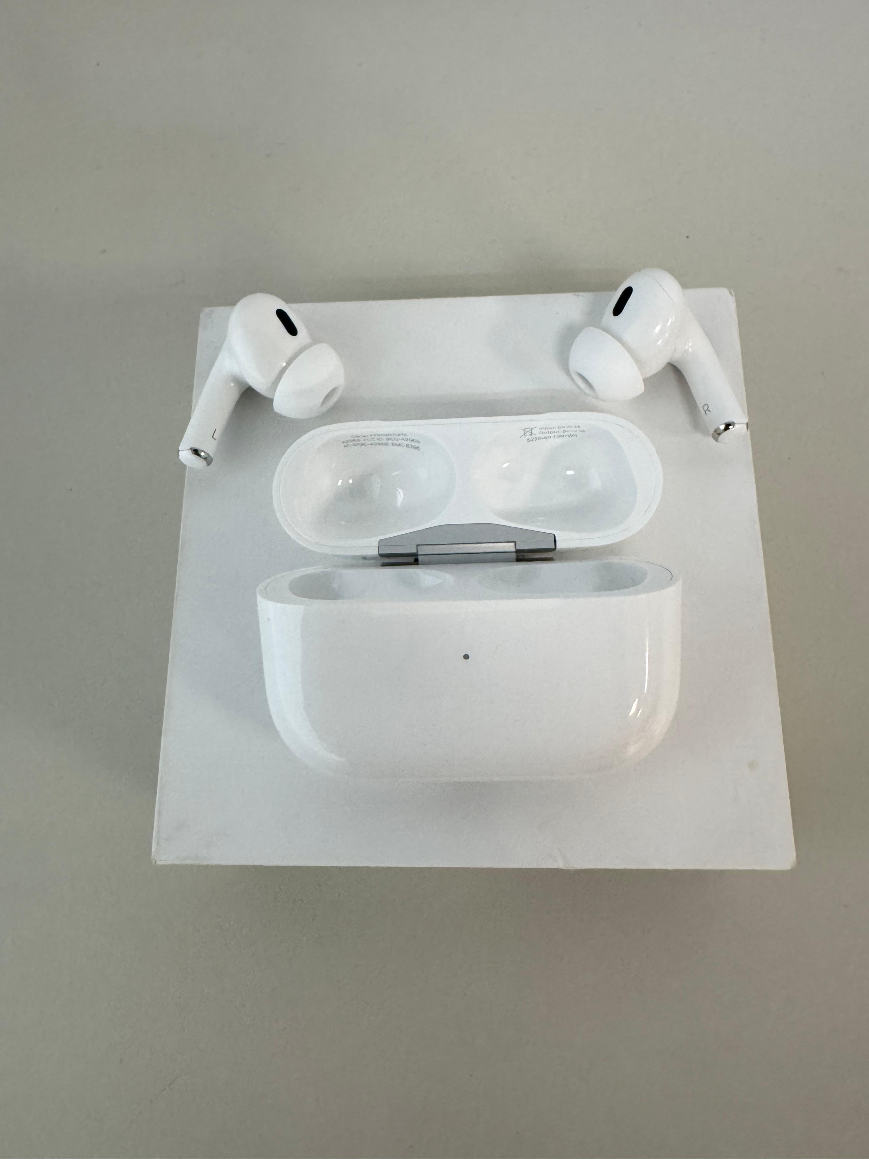 Apple AirPods Pro 2° Geração - USB-C - Seminovo Apple AirPods Pro 2° Geração - USB-C - Seminovo